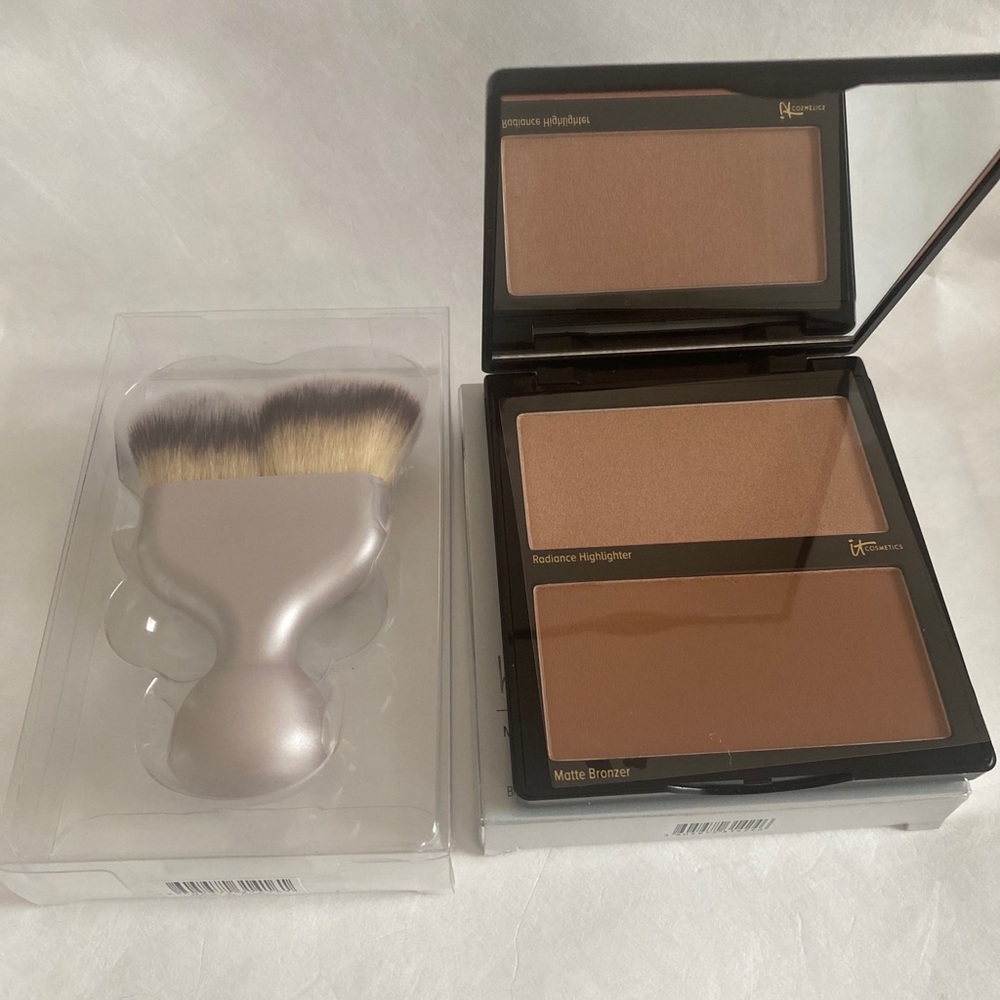 IT COSMETICS Hello Cheekbones Bronzer Highlighter & Heavenly Brush #19 $83
